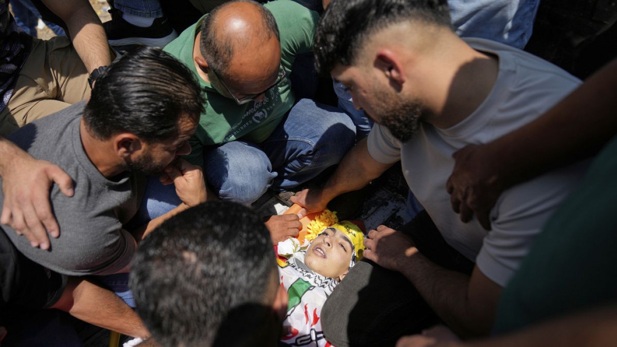مقتل فتى فلسطيني في الضفة الغربية خلال عملية للجيش الإسرائيلي في اليامونقُتل فتى فلسطيني يبلغ من العمر 15 عاماً صباح الأربعاء برصاص الجيش الإسرائيلي في بلدة اليامون، شمال غرب مدينة جنين بالضفة الغربية المحتلة، وفق ما أعلنت وزارة الصحة الفلسطينية، في حادثة تُعد الثانية من نوعها خلال ثلاثة أيام.اقرأ المقال كاملا
