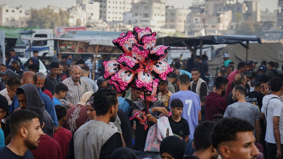 احتفالات عيد الأضحى عبر شاشة الهاتف: أبٌ غزّي يطفئ شمعة طفله عن بُعدفي مقهى بخيمةٍ نُصِبت وسط مدينة غزة، يجلس إبراهيم محدِّقاً في هاتفه، يترقّب بارقة إشارة إنترنت.اقرأ المقال كاملا
