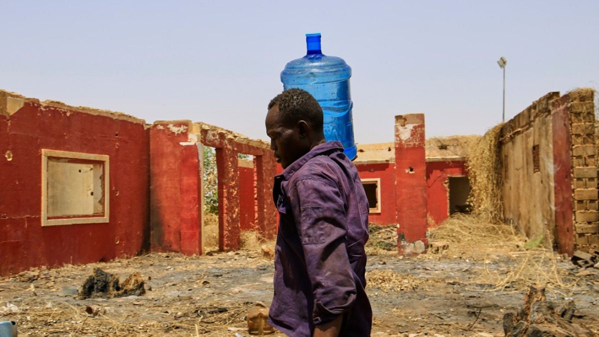 رئيس وزراء السودان الجديد يرفع السقف: لا أمن بلا إنهاء التمرّد دعا رئيس وزراء السودان الجديد، كامل إدريس، إلى وقف الدعم الخارجي لقوات الدعم السريع، معتبرًا أن القضاء على التمرد والميليشيات المسلحة هو السبيل الوحيد لحفظ أمن الدولة وسيادتها.اقرأ المقال كاملا