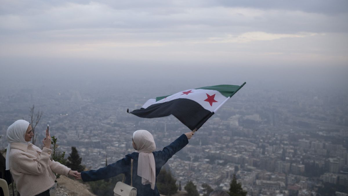 سوريا.. هل يتبخّر حلم انتعاش السياحة أمام الفوضى الأمنية والقيود على الحريات؟بعد سقوط الأسد، تواجه السياحة في سوريا أزمة مزدوجة: فوضى أمنية وقيودا على الحريات تهدد بانهيار كامل للقطاع، رغم آمال الانتعاش الاقتصادي ورفع العقوبات.اقرأ المقال كاملا