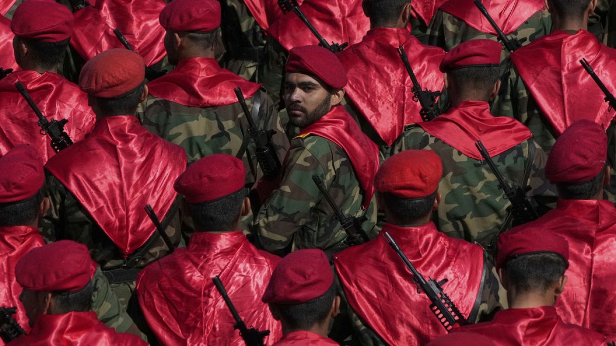 خبير إسرائيلي: طهران تفاجآت والعملية لم تكن لتتم دون تنسيق مسبق مع واشنطنيتصاعد التوتر في الشرق الأوسط مع الصراع المسلح بين إسرائيل وإيران، الذي يشمل غارات جوية وطائرات بدون طيار، في مواجهة خطر التطوير النووي الإيراني السريع. تحدثنا مع الباحث السياسي والخبير الأمني إيلي كرمون لتحليل الوضع في المنطقة.اقرأ المقال كاملا