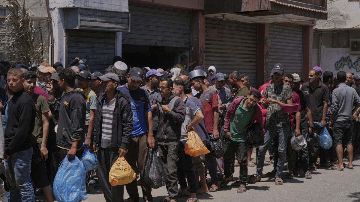 عاجل.
    31 قتيلاً وأكثر من 120 مصاباً في حادثة إطلاق نار إسرائيلية على موقع مساعدات غرب رفحاستهدف الجيش الإسرائيلي مدنيين توجهوا لتسلم مساعدات غذائية غرب رفح، ما أدى إلى وقوع عدد كبير من القتلى والجرحى، في حادثة أثارت استنكاراً فلسطينياً واسعاً وسط دعوات للتحقيق وفتح المعابر.اقرأ المقال كاملا