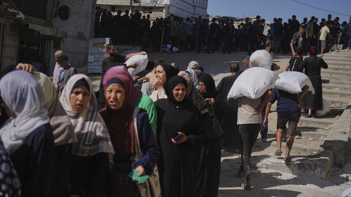المخدرات في أكياس الطحين.. الرصاص يسبق الخبز في قطاع غزةفي تصعيد خطير للأزمة الإنسانية المتفاقمة في قطاع غزة، أعلن المكتب الإعلامي الحكومي عن توثيق شهادات تشير إلى العثور على أقراص مخدرة داخل أكياس الطحين التي جرى توزيعها على المواطنين ضمن مساعدات يشرف عليها الجيش الإسرائيلي والحكومة الأميركية.اقرأ المقال كاملا