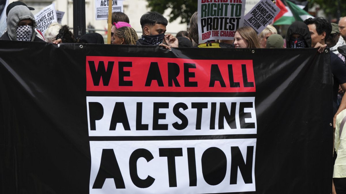 بريطانيا تتّجه لتصنيف "بالستاين أكشن" كمنظمة إرهابية.. وحراك شعبي ضد القرارأعلنت الحكومة البريطانية، يوم الاثنين، عزمها حظر مجموعة "بالستاين أكشن" (العمل من أجل فلسطين) بموجب قانون مكافحة الإرهاب، لتصنّف بذلك كجماعة إرهابية. ويأتي هذا القرار في أعقاب عملية نفّذها ناشطو المجموعة داخل قاعدة عسكرية بريطانية، أسفرت عن إلحاق الضرر بطائرتين.اقرأ المقال كاملا
