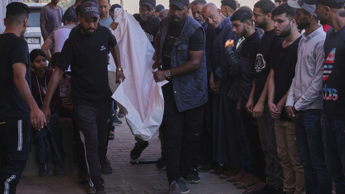 عاجل.
    غزة: قتلى وجرحى في قصف على مدرسة وسموتريتش يهدد: إما وقف المساعدات أومغادرة الحكومةشنت الطائرات الحربية الإسرائيلية، فجر اليوم الخميس، سلسلة غارات على مواقع تؤوي نازحين في مدينتي غزة وخان يونس، أسفرت عن وقوع قتلى وإصابات، في وقت تتكثف فيه الاتصالات السياسية والعسكرية بشأن مستقبل الحرب المستمرة على القطاع.اقرأ المقال كاملا