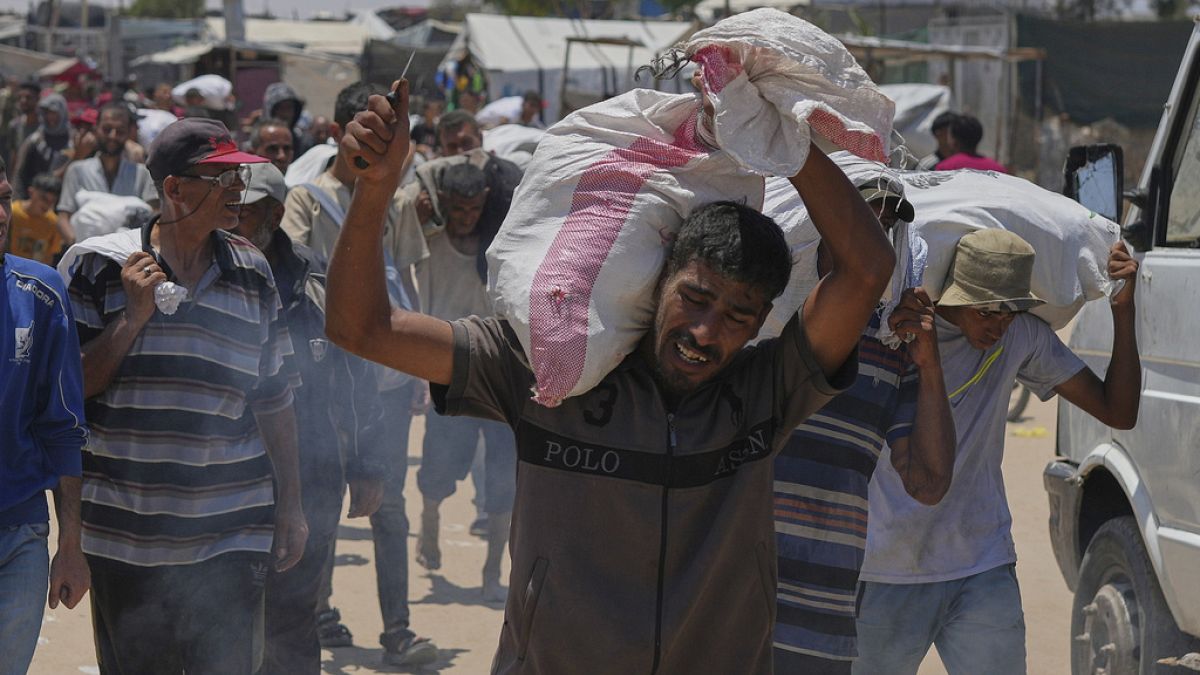 "لقمة مغمسة بالدماء"… فلسطينيون يروون معاناتهم في الحصول على المساعدات من مؤسسة "غزة الإنسانية"لا يعرف الفلسطينيون في جنوب غزة إن كانوا سيعودون من مراكز توزيع المساعدات أحياء. هذا ما يرويه بعضهم، وهم يحملون بأيديهم أكياس مساعدات من شركة "غزة الإنسانية" المدعومة من الولايات المتحدة، مؤكدين أن ما تحتويه "كمية ضئيلة" لا تسمن ولا تغني من جوع.اقرأ المقال كاملا