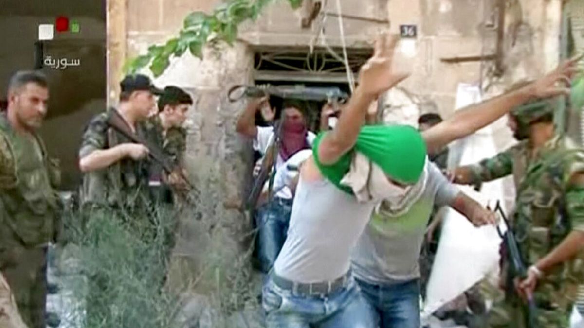 تحقيق استقصائي لرويترز.. كيف حصلت مجازر الساحل السوري وما دور الإدارة الجديدة فيها؟في سياق المرحلة الانتقالية في سوريا، كشف تحقيق لرويترز نُشر في يونيو/ حزيران 2025 عن مذبحة مروعة قُتل فيها نحو 1500 مدني علوي بين 7 و9 مارس/ آذار، على يد قوات حكومية وميليشيات موالية للرئيس أحمد الشرع.اقرأ المقال كاملا