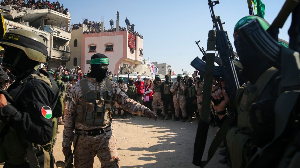 رهائن الحقول في إسرائيل: لماذا كان التايلانديون في صدارة أسرى حماس في طوفان الأقصى؟كان المزارعون التايلانديون يشكّلون أكبر مجموعة من الأجانب الذين احتُجزوا رهائن لدى حماس بعد هجوم 7 تشرين الأول/أكتوبر، نتيجة لوجود أكثر من 30 ألف عامل تايلاندي في إسرائيل، يعمل معظمهم في الزراعة.اقرأ المقال كاملا