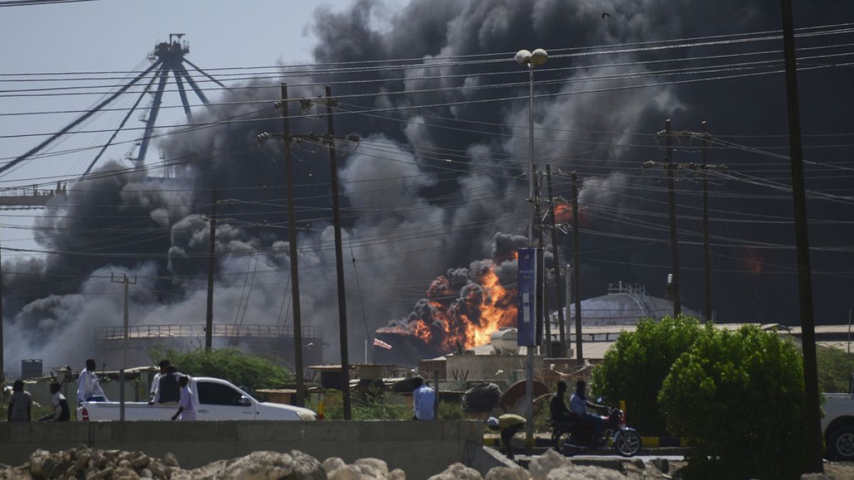 مقتل 14 مدنياً في قصف لقوات الدعم السريع على مخيم نازحين بدارفورمقتل 14 مدنياً في قصف لقوات الدعم السريع على مخيم نازحين بدارفور، وسط تصاعد التوتر وتفاقم الأزمة الإنسانية التي تهدد الملايين بالمجاعة والنزوح القسري. الأمم المتحدة تحذر من كارثة إنسانية مستمرة.اقرأ المقال كاملا