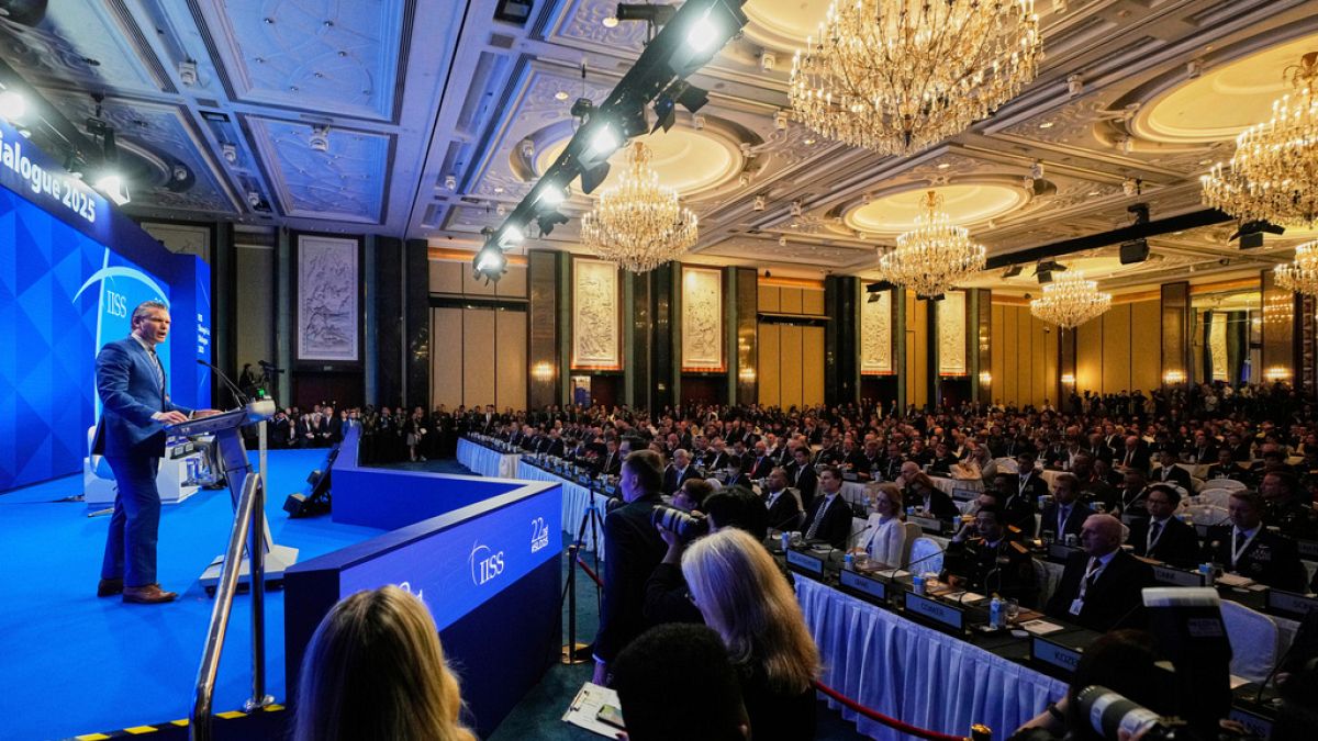 الصين ترد على وزير الدفاع الأمريكي: عقلية الحرب الباردة لن تُحلّ السلامنددت الصين بتصريحات هيغسيث واتهمته بـ"عقلية الحرب الباردة"، وردت على ماكرون دون تسميه، مشددة على أن واشنطن تُصعّد التوترات في آسيا، بينما تسعى الدول لحل النزاعات بعيدًا عن الكيل بمكيالين والتدخلات الخارجية.اقرأ المقال كاملا