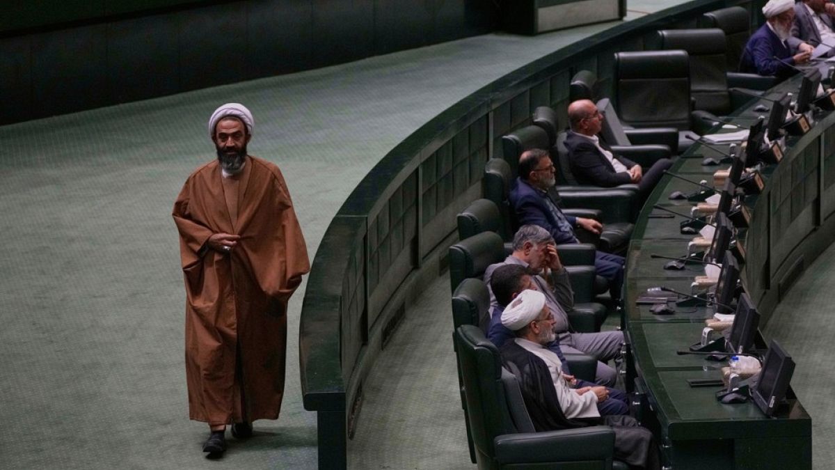 اقتراح أميركي يسمح لإيران بتخصيب اليورانيوم.. ولكن!يشترط المشروع رفع العقوبات فقط بعد إثبات التزام إيراني حقيقي يُرضي واشنطن والوكالة الدولية للطاقة الذرية.اقرأ المقال كاملا