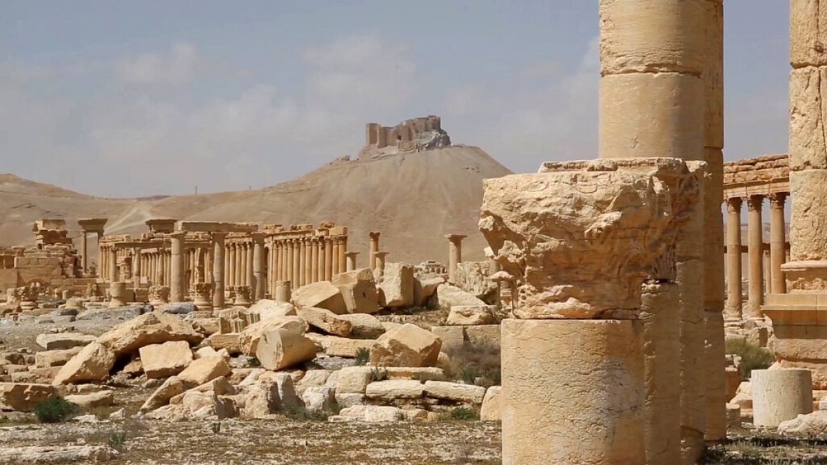 نهب الآثار في سوريا يتفشى وسط انهيار الأمن وانتشار الفقرتُعاني المواقع الأثرية في سوريا، خصوصًا مدينة تدمر، من نهبٍ واسع النطاق منذ سقوط النظام السابق، حيث يعمد أفراد وشبكات إجرامية إلى سرقة الآثار وبيعها عبر منصات التواصل، خاصة فيسبوك، ما يهدد الإرث التاريخي للبشرية.اقرأ المقال كاملا