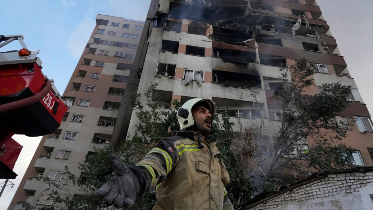 الموساد يضرب عمق إيران: تاريخ من العمليات الإسرائيلية السريّة ضد الجمهورية الإسلاميةأنشأ جهاز الموساد قاعدة سرية للطائرات المسيّرة المتفجّرة داخل إيران قبل أسابيع من العملية، حيث استُخدمت لاحقاً لضرب منصات صواريخ أرض-أرض.اقرأ المقال كاملا
