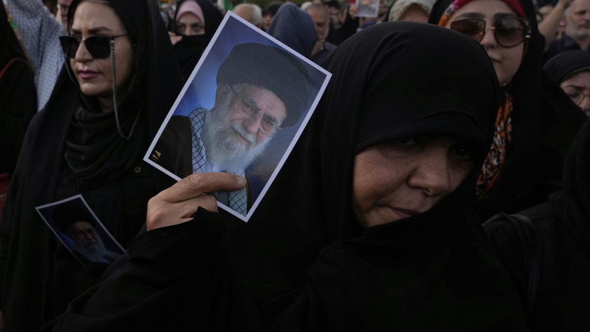 احتجاجات في طهران بعد ضربات أمريكية ضد مواقع نووية إيرانيةخرج مئات المحتجين في العاصمة الإيرانية طهران، الأحد، في مظاهرة رافضة للضربات الجوية الأمريكية التي استهدفت مواقع نووية إيرانية، وفق ما أعلنت السلطات والنشطاء في البلاد.اقرأ المقال كاملا