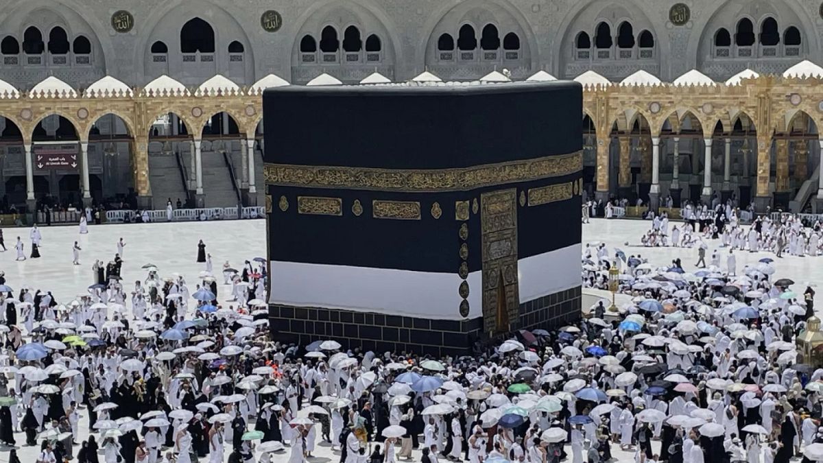 بخيوط من ذهب وحرير أسود.. الكعبة ترتدي كسوتها الجديدة مع بداية السنة الهجريةفي تقليد سنوي يتزامن مع بداية العام الهجري، استُبدلت يوم الأربعاء كسوة الكعبة المشرفة في المسجد الحرام بمكة المكرمة، إيذانًا بحلول السنة الهجرية الجديدة 1447.اقرأ المقال كاملا