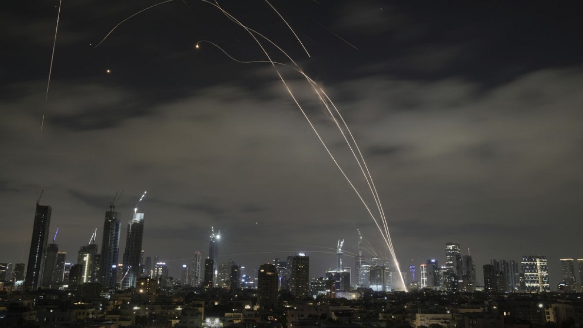 لماذا فشلت القبة الحديدية في اعتراض الصواريخ الإيرانية؟في أول هجوم إيراني مباشر على إسرائيل، كشفت الصواريخ الباليستية والمسيّرات عن حدود فعالية "القبة الحديدية"، حيث أظهرت طهران قدرتها على تجاوز المنظومة الدفاعية عبر الإغراق الناري والتكتيك المدروس، مُغيّرةً قواعد الاشتباك ومشيرةً إلى تحول في موازين القوة العسكرية بالمنطقة.اقرأ المقال كاملا