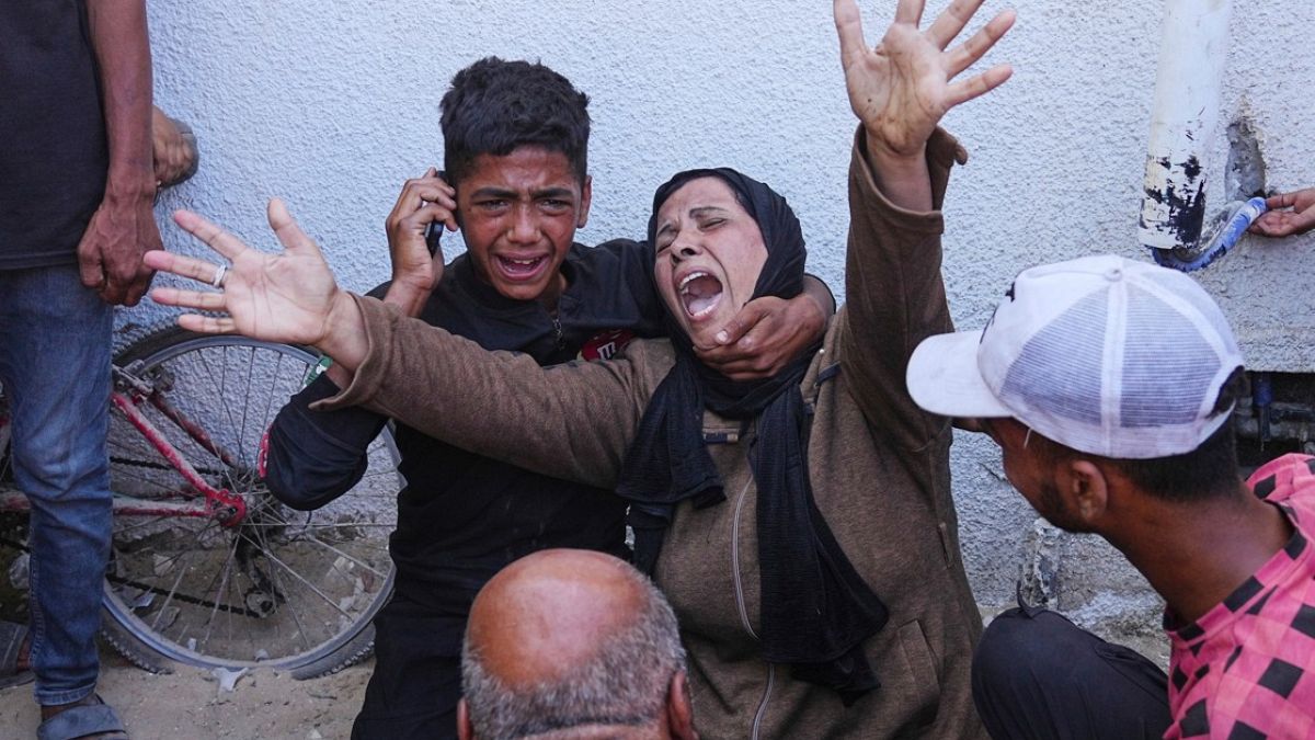 مقتل العشرات في غزة وحماس تؤكّد على "حق العودة" بمناسبة اليوم العالمي للاجئينقُتل 42 فلسطينياً، بينهم 25 مدنياً كانوا ينتظرون المساعدات قرب محور نتساريم، في غارات إسرائيلية على مناطق متفرقة من قطاع غزة، وفق ما أفادت به فرق الدفاع المدني.اقرأ المقال كاملا