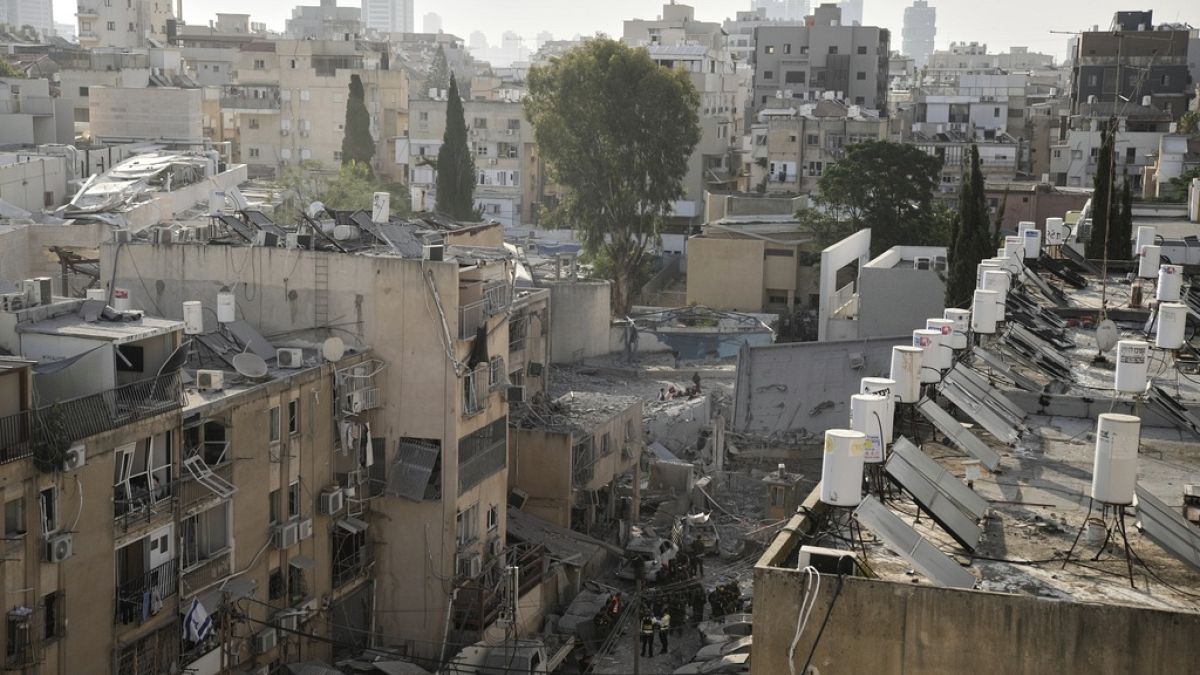عاجل.
    معاريف عن المتحدث باسم الإسعاف الإسرائيلي: الملاجئ قد لا تصمد  في وجه الصواريخأطلقت إيران، فجر الاثنين، حوالي 100 صاروخ استهدفت مناطق في تل أبيب وحيفا، ما أدى إلى مقتل 5 إسرائيليين على الأقل، وإصابة ما يزيد عن 100، فيما لا تزال فرق الإنقاذ تعمل على البحث عن مفقودين تحت الأنقاض، بالإضافة إلى تدمير 8 مبانٍ بشكل مباشر، ومولدي طاقة رئيسيين في مدينة حيفا.اقرأ المقال كاملا