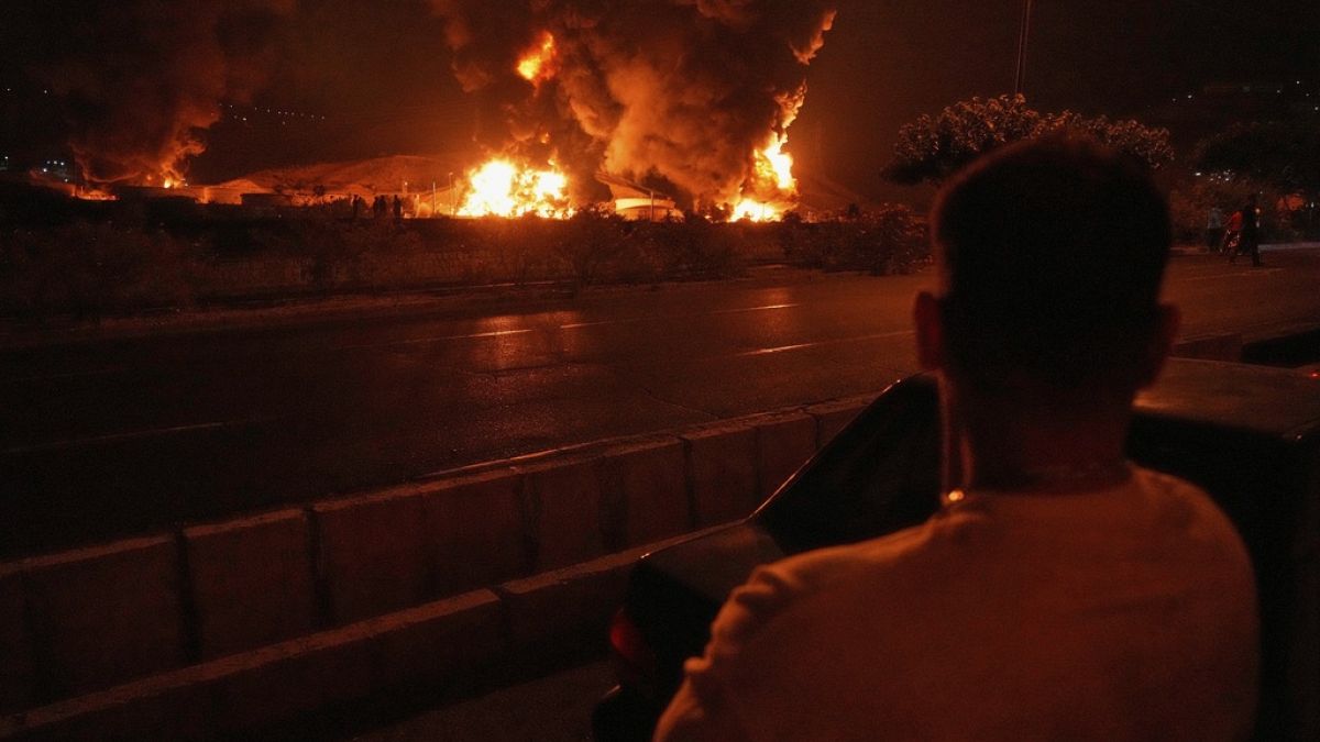الحرس الثوري يعلن استهداف مركز استخبارات إسرائيلي رداً على اغتيال العميد محمد كاظميأكد الحرس الثوري الإيراني مقتل رئيس شعبة الاستخبارات لديه العميد محمد كاظمي وقال إنه ردّ على الاغتيال باستهداف مركز استخبارات إسرائيلي، في تطوّر يعكس حدة التوتر وتصاعد المواجهة العسكرية بين الدولة العبرية والجمهورية الإسلامية.اقرأ المقال كاملا