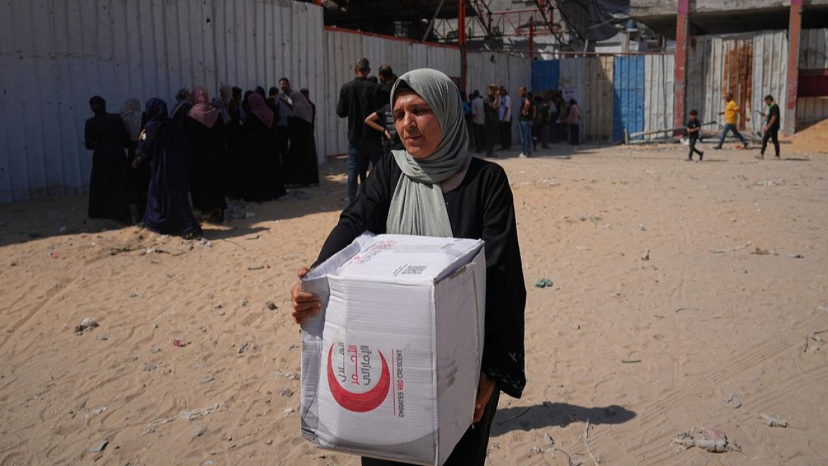 بعد أشهر من الحرمان.. أكياس الدقيق تعود إلى غزة والأمهات ينتزعن ما يسدّ رمق أطفالهنّبعد انقطاع طويل، عادت غزة لتستقبل الدقيق مع دخول قوافل الإغاثة إلى المدينة، يوم الأربعاء، في خطوة طال انتظارها وسط حصار خانق ووضع إنساني متدهور.اقرأ المقال كاملا