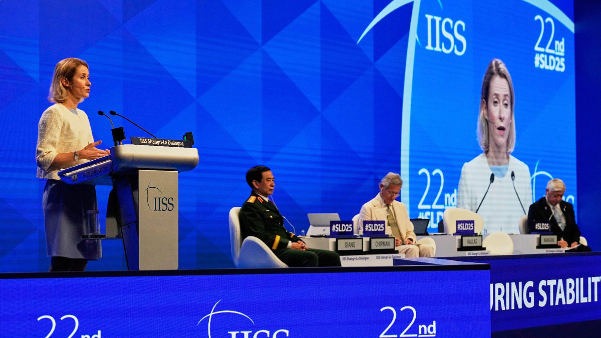كبيرة الدبلوماسيين الأوروبيين تحذر من التحالف المتنامي بين روسيا والصينأعربت مسؤولة السياسة الخارجية في الاتحاد الأوروبي يوم السبت عن قلقها بشأن العلاقات بين روسيا والصين في ظل وجود قوات كورية شمالية في أوكرانيا. وفي الوقت نفسه، حذر وزير الدفاع الأمريكي بيت هيغسيث من التهديد المتزايد لبكين، وحث على زيادة الإنفاق الدفاعي.اقرأ المقال كاملا