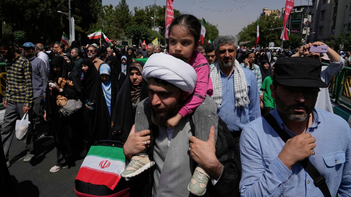 المعارضة الإيرانية في ظل الحرب مع إسرائيل.. هل ستنجح في إسقاط النظام؟تواجه المعارضة الإيرانية تحديات كبيرة في ظل التصعيد الإقليمي والانقسامات الداخلية، مع تردد الشارع الإيراني في الخروج رغم الضغوط الاقتصادية والسياسية وتصاعد الانتقادات ضد النظام.اقرأ المقال كاملا