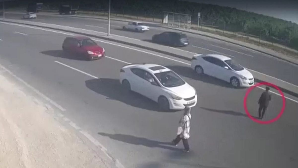 لحظات تقشعر لها الأبدان.. فيديو يوثق حادثًا كاد يودي بحياة بشخص على طريق سريع في باكونجا أحد المشاة بأعجوبة من حادث سير مروّع وقع في 21 أيار/مايو على طريق سريع في منطقة خازار بالعاصمة الأذربيجانية باكو. وأسفر الحادث، وفق ما أفادت به السلطات المحلية، عن إصابة أحد السائقين وتسبّب بأضرار مادية لحقت بسيارتين وبالبنية التحتية للطريق.اقرأ المقال كاملا