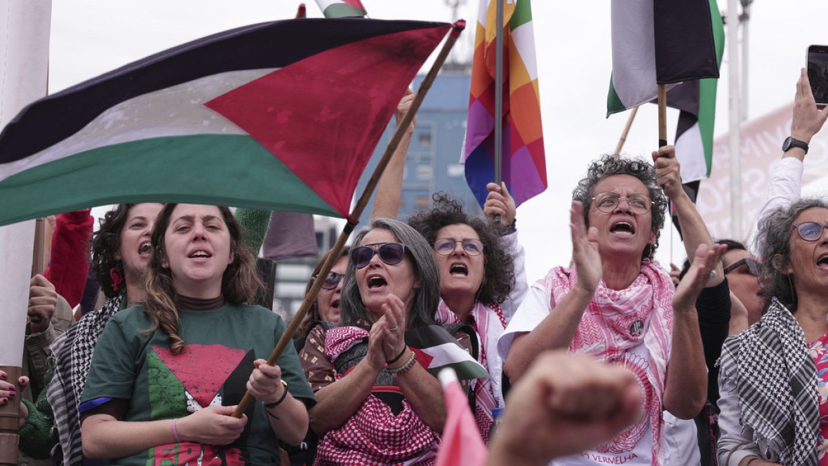 قمعٌ وضربٌ واعتقالاتٌ وترحيل: الأمن المصري يحتجز نشطاء في "المسيرة العالمية إلى غزة"اعتقلت السلطات المصرية الناشط سيف أبو كشك، المتحدث باسم "المسيرة العالمية إلى غزة"، إلى جانب عدد من أعضاء اللجنة المنظمة، ضمن حملة قمع رافقت انطلاق المسيرة السلمية المطالبة بكسر الحصار المفروض على قطاع غزة.اقرأ المقال كاملا