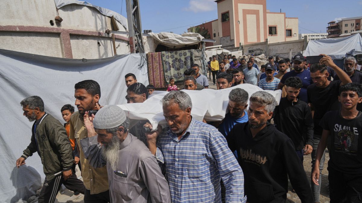 عاجل.
    واشنطن تدقق في تقارير إطلاق نار إسرائيلي أدى لمقتل 27 فلسطينيًا قرب مساعدات رفحأكد البيت الأبيض أنه يدقق في تقارير حول إطلاق نار إسرائيلي قرب مركز مساعدات في رفح جنوب قطاع غزة، أسفر عن مقتل 27 فلسطينياً وإصابة العشرات، بينما دعت الأمم المتحدة إلى تحقيق مستقل في الحادثة.اقرأ المقال كاملا