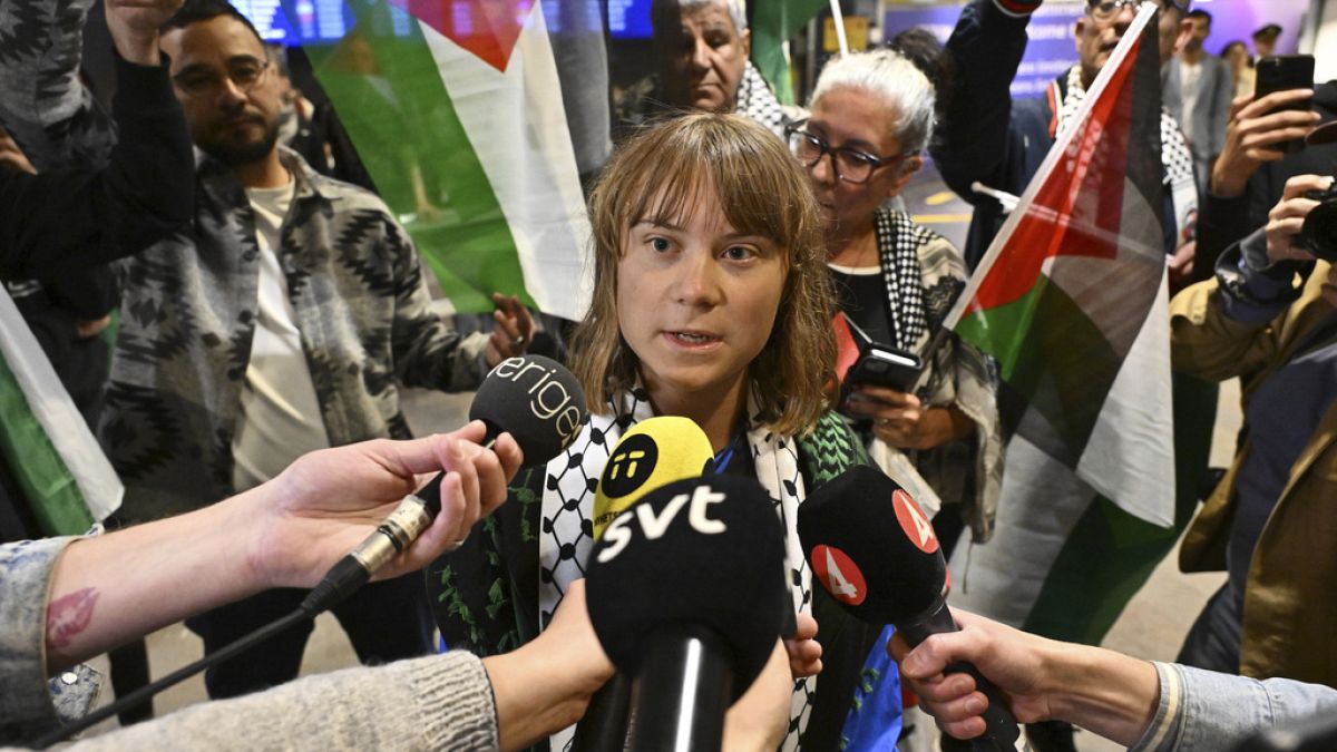 طبيب فرنسي كان على متن سفينة مادلين: السلطات الإسرائيلية عاملتنا بطريقة سيئة لا سيما غريتا ثونبرغاتهم الطبيب الفرنسي بابتيست أندريه، أحد أفراد طاقم سفينة "مادلين" التابعة لأسطول الحرية، السلطات الإسرائيلية بمعاملتهم بطريقة سيئة، وذلك بعدما سيطرت قوات كوماندوز مؤلفة من 80 جنديًا على السفينة، واقتادت الـ12 ناشطًا الذين كانوا على متنها إلى سجن الرملة.اقرأ المقال كاملا