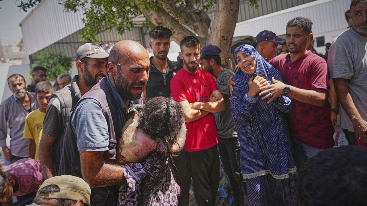 مقتل عدة أطفال من عائلة واحدة في غارة إسرائيلية على غزةقتل عدد من الأطفال من عائلة واحدة باستهداف إسرائيلي لمنزلهم فيما أعلنت وزارة الصحة مقتل أكثر من 56,331 منذ بداية الحرب التي تشهدها غزة.اقرأ المقال كاملا