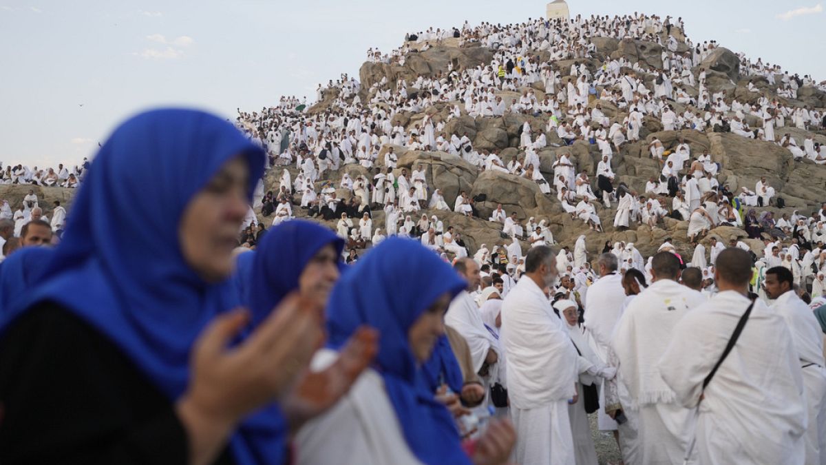 عرفات تستقبل أكثر من مليون ونصف حاج لأداء الركن الأعظميواصل ضيوف الرحمن أداء مناسك الحج، وسط خطط تنظيمية شاملة وضعتها سلطات الرياض لضمان سلاسة الأداء وراحة الحجاج، وتوافد اليوم أكثر من 1.5 مليون حاج إلى صعيد عرفات، لأداء الركن الأعظم من أركان الحج، فيما تشير التقديرات إلى أن إجمالي عدد الحجاج سيتجاوز حاجز المليونين، مع اكتمال احتساب حجاج الداخل.اقرأ المقال كاملا