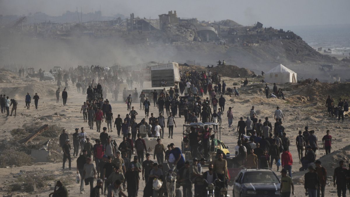 إطلاق نار يستهدف فلسطينيين يصطفون أمام مركز مساعدات قرب محور نتساريم ويقتل 20 شخصا على الأقلأفادت مصادر طبية في غزة بمقتل 20 فلسطينيًا على الأقل بعد أن أطلقت قوات إسرائيلية النار عليهم بينما كانوا ينتظرون أمام مركز لتوزيع المساعدات قرب محور نتساريم.اقرأ المقال كاملا