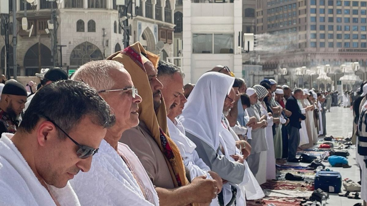 الذكاء الاصطناعي والروبوتات الطبية في خدمة الحجاج تستقبل السعودية تستقبل نحو 1.8 مليون حاج هذا العام مع استعدادات مكثفة تشمل أكثر من 40 جهة حكومية و250 ألف موظف، في ظل تحديات ارتفاع الحرارة. وتعتمد المملكة بشكل كبير على تقنيات الذكاء الاصطناعي لمراقبة الحشود وإدارة الخدمات.اقرأ المقال كاملا