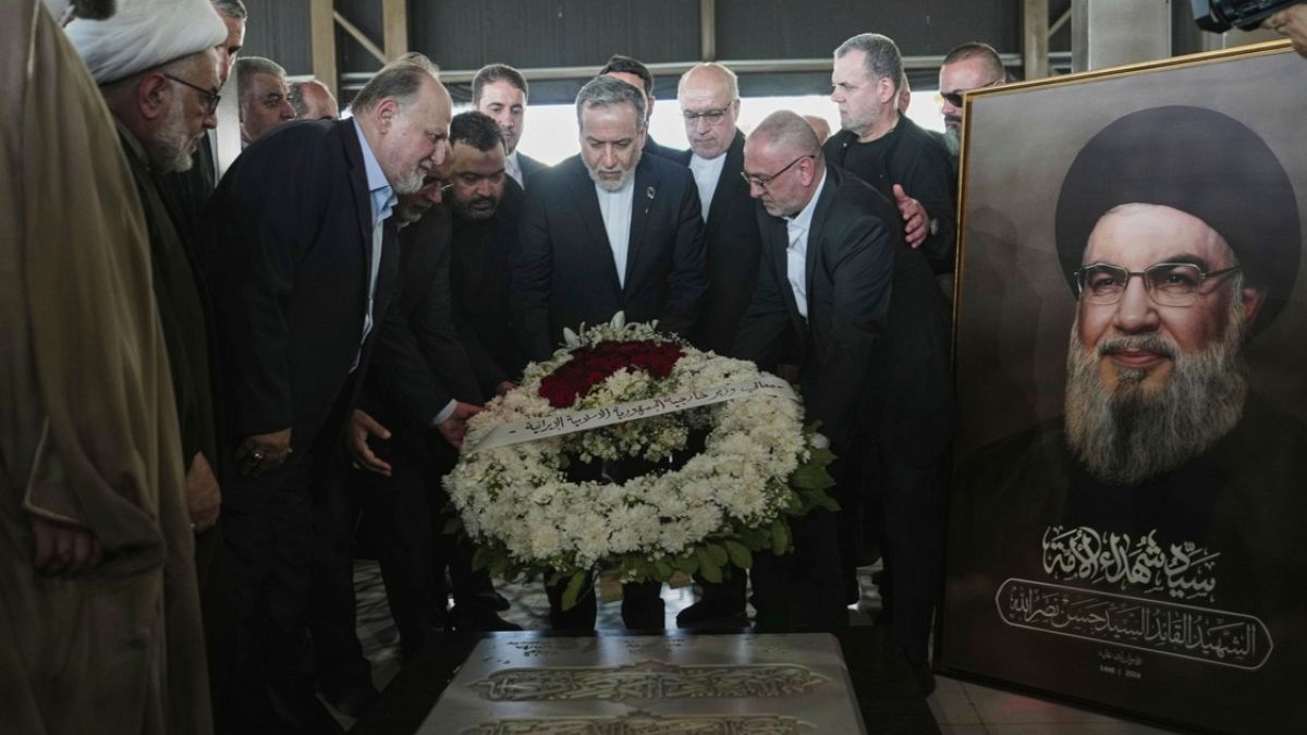 خلال جولة في لبنان.. وزير الخارجية الإيراني: تخصيب اليورانيوم خط أحمرأعلن وزير الخارجية الإيراني، عباس عراقجي، خلال زيارته إلى لبنان، أن المقترح الأميركي الجديد بشأن البرنامج النووي الإيراني، الذي سُلِّم عبر الوسيط العُماني، يتضمن نقاطاً "ملتبسة وغير واضحة".اقرأ المقال كاملا