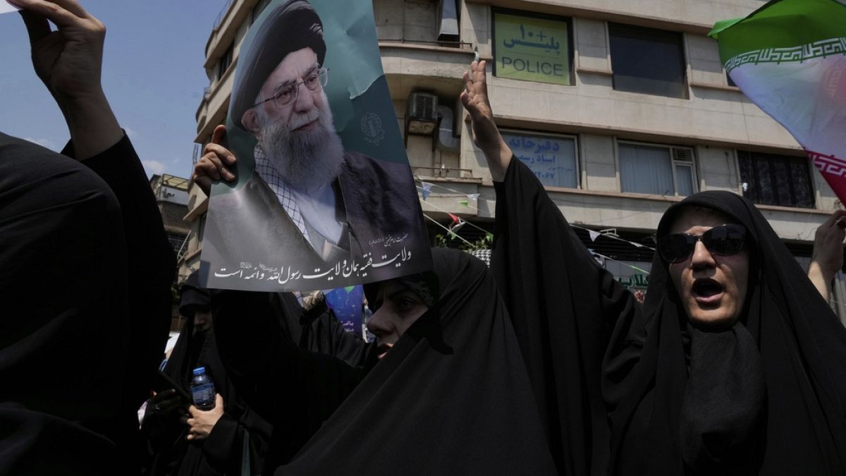خامنئي بعد استهداف قادة وعلماء: إسرائيل كتبت مصيرًا مريرًا لنفسهاتوعد المرشد الأعلى للجمهورية الإسلامية في إيران، علي خامنئي، إسرائيل بدفع ثمن باهظ عقب الهجوم الواسع الذي شنته الأخيرة فجر الجمعة، واستهدفت من خلاله عشرات المواقع داخل الأراضي الإيرانية، وأسفر عن مقتل عدد من القادة العسكريين والعلماء النوويين.اقرأ المقال كاملا