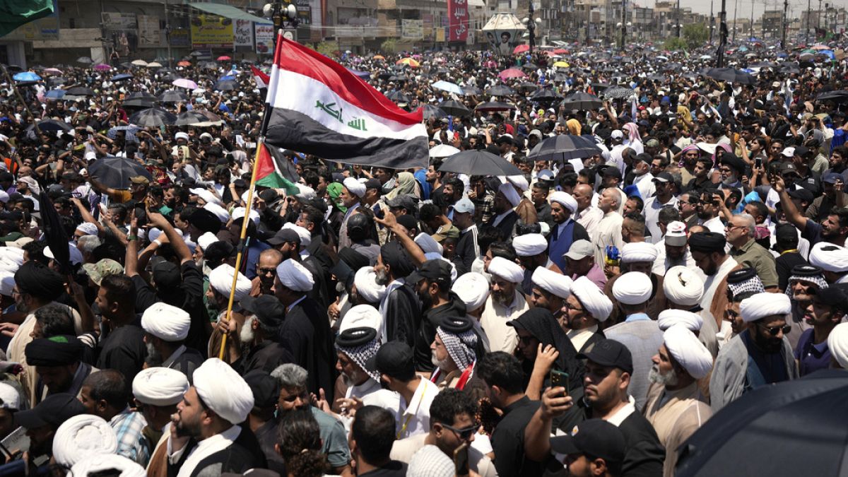 مظاهرات حاشدة في بغداد دعمًا لإيران ورفضًا للحربخرج آلاف من أنصار رجل الدين الشيعي البارز مقتدى الصدر في تظاهرة حاشدة، اليوم الجمعة، في مدينة الصدر شرقي العاصمة العراقية بغداد، احتجاجًا على ما وصفوه بـ"العدوان الصهيو-أميركي" ضد دول المنطقة، وفي طليعتها إيران، في ظل تصاعد حدة المواجهات العسكرية بين طهران وتل أبيب.اقرأ المقال كاملا