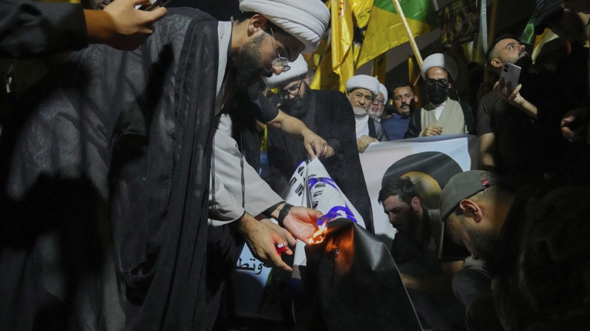 معارك "آخر الزمان": كيف تؤثر العقائد الدينية في المواجهة بين إيران وإسرائيل؟يشير الخطاب الإعلامي في كل من إسرائيل وإيران إلى أنهما تخوضان صراعًا يُوصف أحيانًا بأنه "وجودي"، ويبرز في هذا السياق تأثير المعتقدات الدينية التي تسهم في تشكيل الروايات المتعلقة بـ"معارك آخر الزمان"، والتي يعتقد البعض أنهما يخوضانها.اقرأ المقال كاملا
