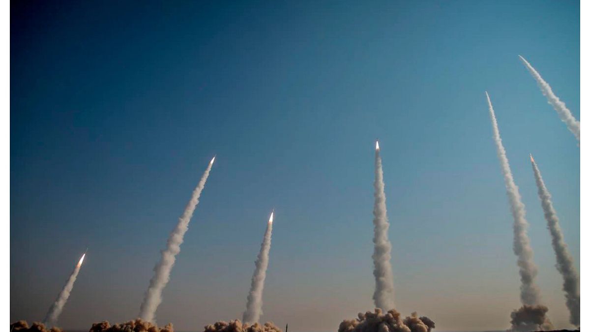 ما هي خيارات طهران للرد على الهجوم الإسرائيلي؟شكّلت الضربة الإسرائيلية على إيران تحولاً خطيراً في ميزان الردع الإقليمي، ووضعت طهران أمام ثلاثة خيارات: رد عسكري نوعي، امتصاص الضربة، أو العودة إلى التفاوض بشروط غير متكافئة. كل سيناريو يحمل تداعيات جيوسياسية عميقة على استقرار المنطقة ومستقبل الدور الإيراني.اقرأ المقال كاملا