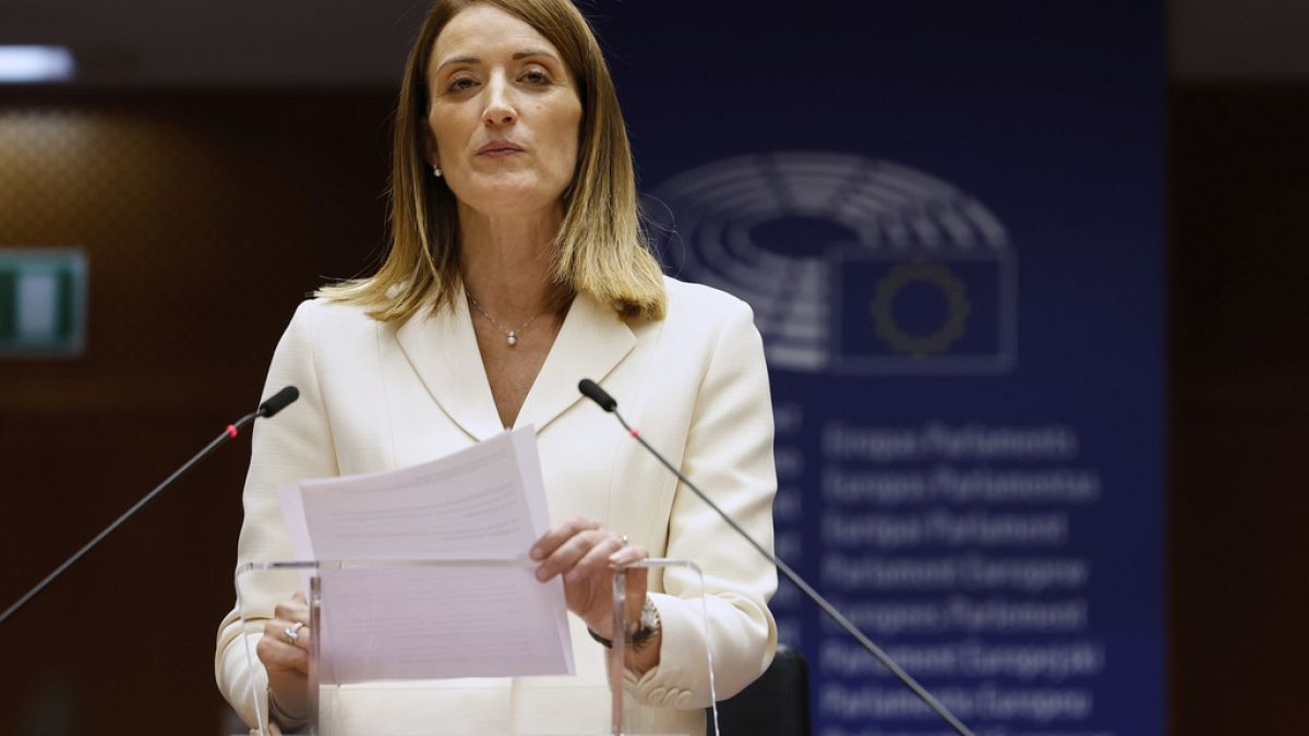 رئيسة البرلمان الأوروبي عالقة في الشرق الأوسط بعد إغلاق الإمارات مجالها الجوي بعد إعلان الإمارات إغلاق مجالها الجوي، قد تُجبر رئيسة البرلمان الأوروبي روبرتا ميتسولا على تمديد إقامتها في الشرق الأوسط والانتظار ريثما يصبح السفر آمنًا.اقرأ المقال كاملا