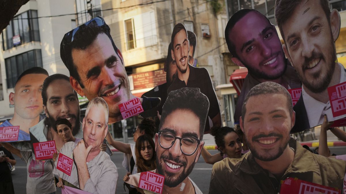 إسرائيل تستعيد جثامين ثلاثة رهائن من غزة قُتلوا في هجوم 7 أكتوبرأعلن الجيش الإسرائيلي، الأحد، استعادة جثامين ثلاثة رهائن كانوا محتجزين في قطاع غزة منذ هجوم السابع من أكتوبر 2023 الذي نفذته حركة "حماس"، وأسفر عن مقتل المئات وأسر العشرات. وأكد رئيس الوزراء بنيامين نتنياهو عملية الاستعادة، واصفًا إياها بأنها "مهمة وطنية مقدسة".اقرأ المقال كاملا