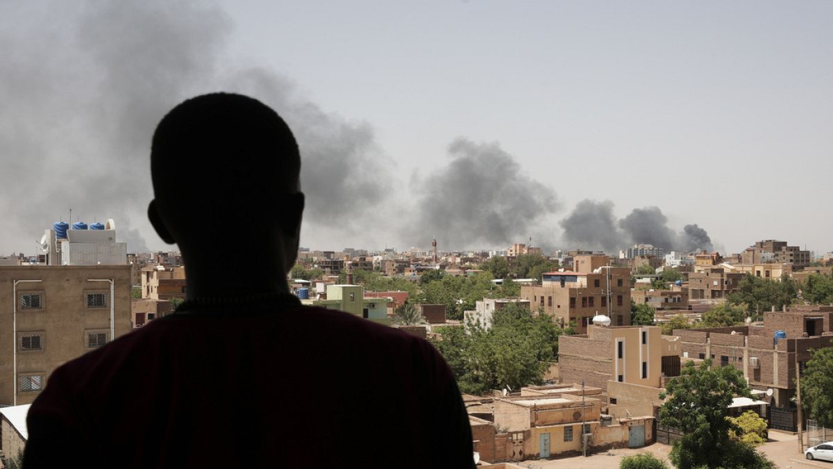 مثلث العوينات في السودان… ما أهمية سيطرة الدعم السريع على المنطقة؟في عمق الصحراء الغربية الشمالية للسودان، حيث تلتقي الحدود مع مصر وليبيا، اندلع صراع جديد في منطقة نائية تُعرف بـ"مثلث جبل العوينات"، هذه البقعة القاحلة، التي طالما بدت منسية، تحولت فجأة إلى ساحة مواجهة مفتوحة، مع اشتداد الحرب بين الجيش السوداني وقوات الدعم السريع، التي انفجرت في أبريل 2023.اقرأ المقال كاملا