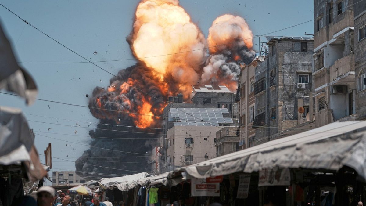 تشييع فلسطينيين سقطوا عند نقطة لتوزيع المساعدات في قطاع غزة  أصيب عدد من المدنيين أو فقدوا حياتهم أثناء محاولتهم الوصول إلى نقطة توزيع مساعدات في رفح، حيث نُقل الضحايا إلى مستشفى ناصر في خان يونس، وفق ما أفادت وكالة "وفا"، التي وثّقت أيضًا تشييعهم أمام المستشفى.اقرأ المقال كاملا