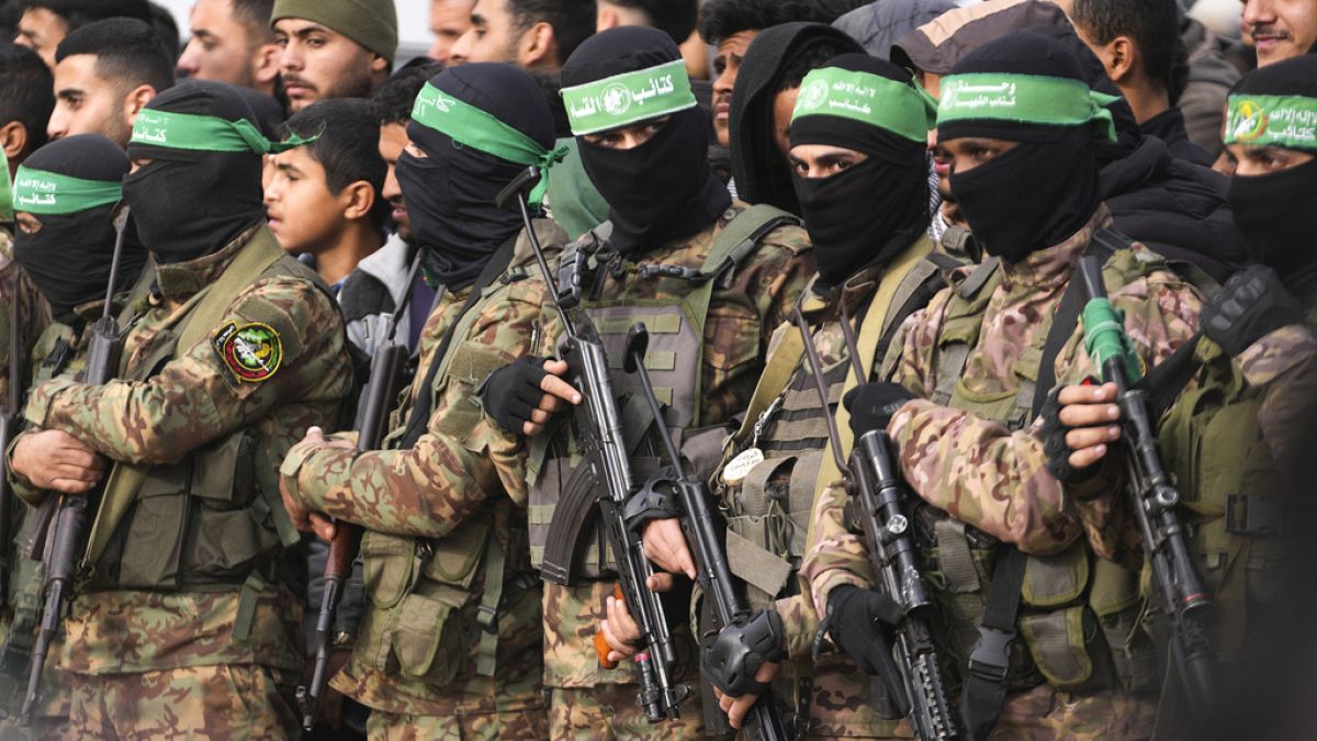 حركة حماس بين فكي العشائر الفلسطينية وتراجع الدعم الإيراني.. صراع نفوذ ومعركة بقاء في غزةرغم الضربات التي تلقتها منذ السابع من أكتوبر 2023، لا تزال حركة حماس تحتفظ بنفوذها وقدراتها العملياتية في قطاع غزة، إلا أنها تواجه تحديين كبيرين يهددان موقعها: تمرّد بعض العشائر المحلية، وحالة من الغموض تحيط باستمرار الدعم الإيراني، بحسب ما أفادت به وكالة "رويترز" نقلاً عن مصادر مقربة من الحركة.اقرأ المقال كاملا