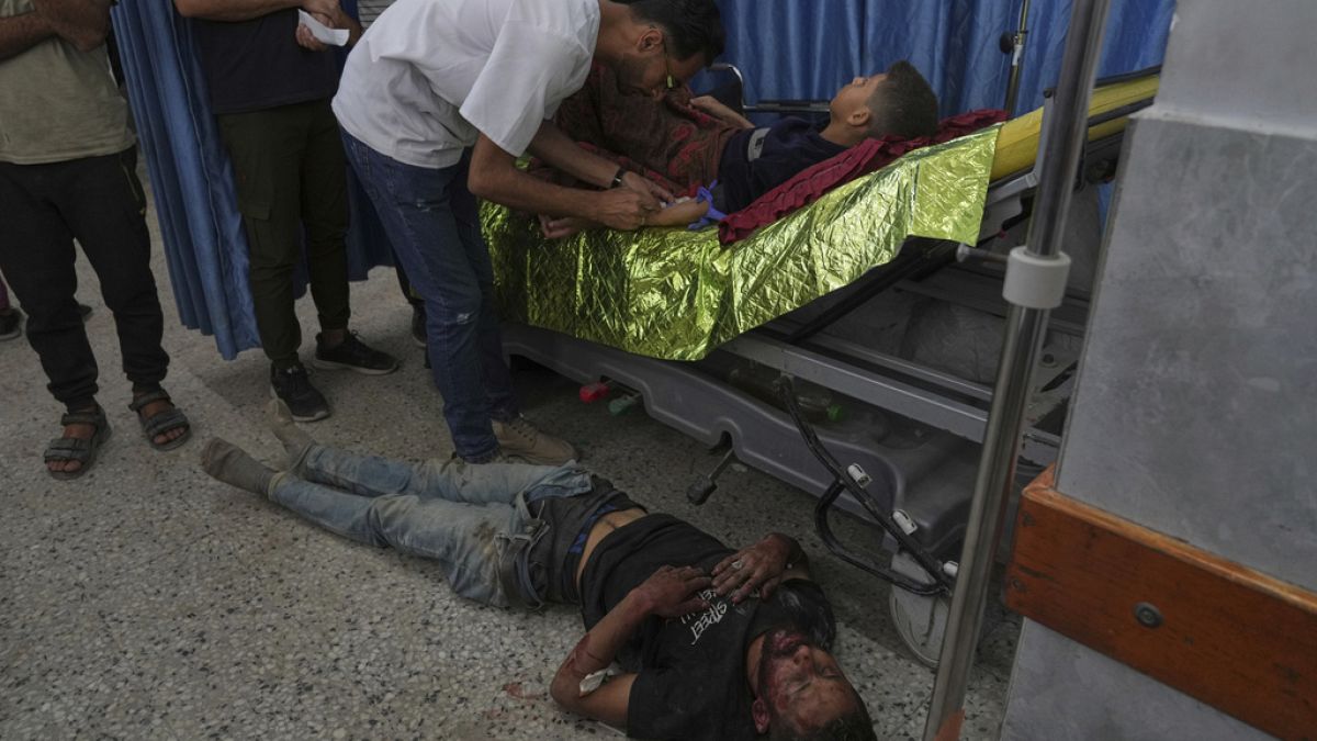 يوم آخر دامٍ في غزة.. مقتل 41 فلسطينيًا أثناء محاولتهم الوصول للمساعداتقُتل ما لا يقل عن 41 فلسطينيًا، يوم الأربعاء جراء إطلاق نار وغارات جوية إسرائيلية استهدفت مواقع لتوزيع المساعدات في قطاع غزة، وفق ما أفادت به مصادر طبية محلية.اقرأ المقال كاملا