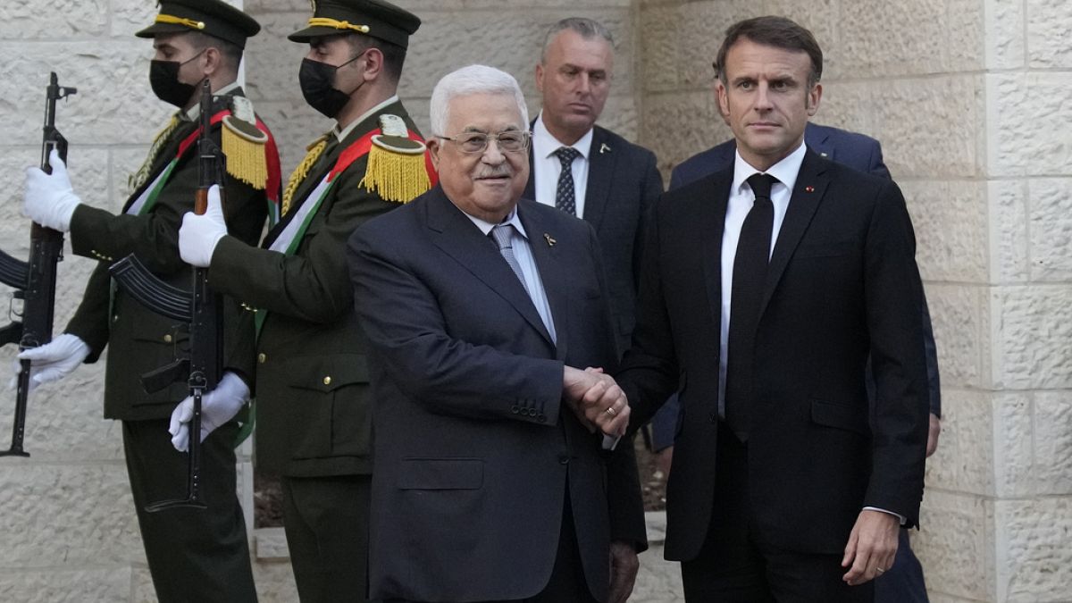 عباس لماكرون: لا سلاح ولا دور لحماس في غزة ودولة فلسطين لن تكون عسكرية وسنعطي ضماناتفي ظل تصاعد الأزمة الإنسانية في قطاع غزة واستمرار الغارات الإسرائيلية، أعلن الرئيس الفلسطيني محمود عباس دعمه لنزع سلاح حركة "حماس"، وعدم إشراكها في إدارة غزة مستقبلاً، مؤكداً استعداده لدعوة قوات عربية ودولية للانتشار في القطاع ضمن مهمة حفظ أمن واستقرار بتفويض من مجلس الأمن الدولي.اقرأ المقال كاملا