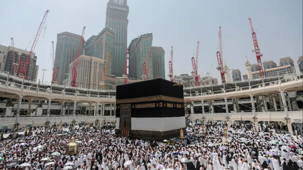 بسبب عدم حصولهم على تصاريح.. منع ما يقرب من 270 ألف حاج من دخول مكة المكرمةتتخذ السلطات في المملكة العربية السعودية إجراءات صارمة ضد الرحلات غير القانونية إلى مكة المكرمة لأداء فريضة الحج السنوية بعد ارتفاع عدد الوفيات العام الماضي بسبب حرارة الصيف الشديدة.اقرأ المقال كاملا