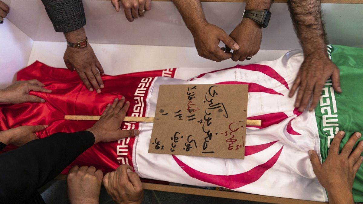 التلفزيون الإيراني يستأنف البثّ بعد انقطاع قصير بسبب ضربة إسرائيلية مباشرةاستأنف التلفزيون الإيراني بثه من جديد بعد تعرضه لقصف إسرائيلي مباشر، إثر تهديدات واضحة من وزير الدفاع الإسرائيلي باستهداف هيئة البث الإيرانية، وذلك في ظل تصاعد العمليات العسكرية بين البلدين ودخول المواجهة يومها الرابع.اقرأ المقال كاملا