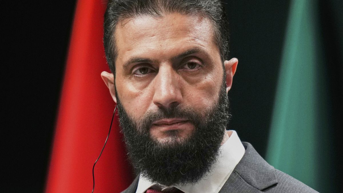 خلال زيارته درعا.. مصادر سورية تنفي محاولة اغتيال أحمد الشرعنفت مصادر سورية بشكل قاطع صحة الأنباء حول محاولة اغتيال رئيس سوريا للمرحلة الانتقالية أحمد الشرع خلال زيارته درعا في 6 حزيران، مؤكدة عدم وجود أي تهديد أمني حقيقي، وسط دعوات دولية لتعزيز حمايته من خطر الجماعات المتطرفة.اقرأ المقال كاملا
