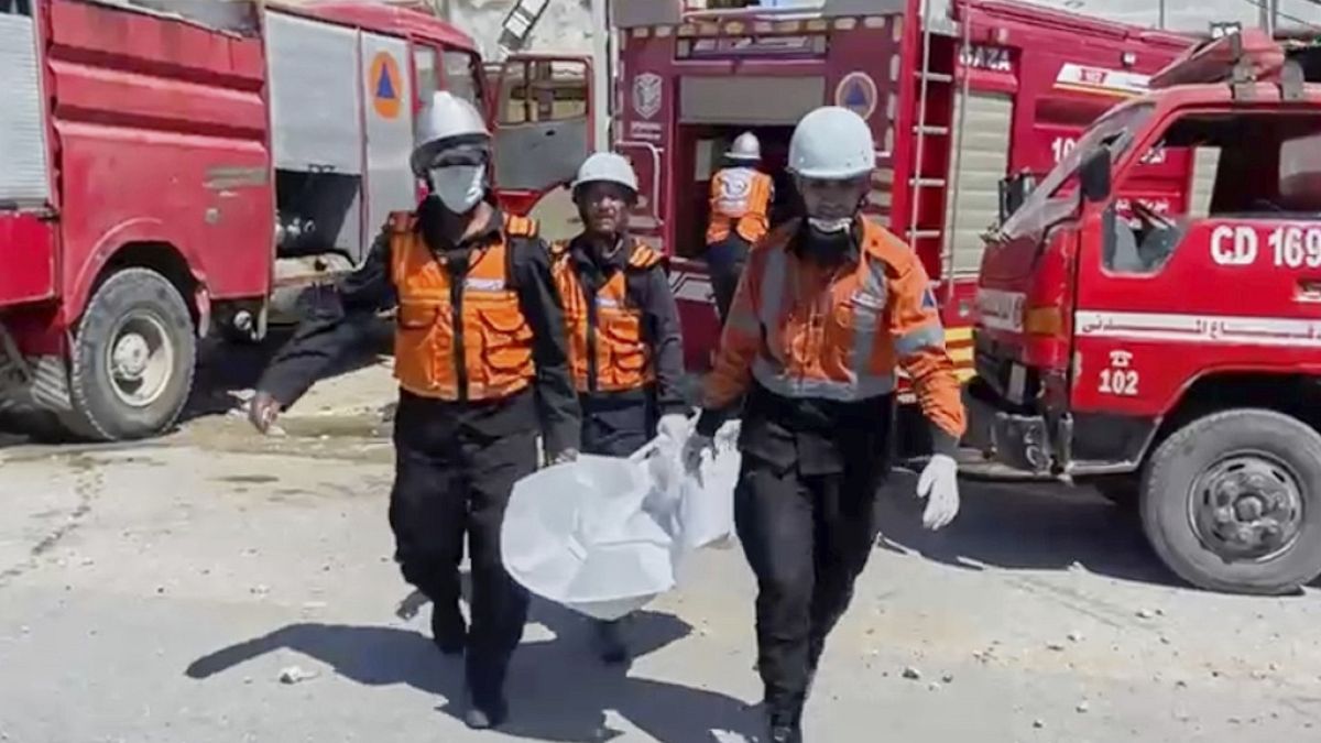 "آخر نظرة لوجه حبيبي".. حمدي النجار زوج الطبيبة آلاء النجار يلتحق بأولاده التسعة أعلن مستشفى ناصر الطبي وفاة الطبيب حمدي النجار، زوج الطبيبة آلاء النجار، والذي التحق، الأحد، بأولادهما التسعة الذين قتلوا جميعًا قبل 10 أيام في غارة إسرائيلية استهدفت منزلهم في مدينة خان يونس، جنوبي قطاع غزة.اقرأ المقال كاملا